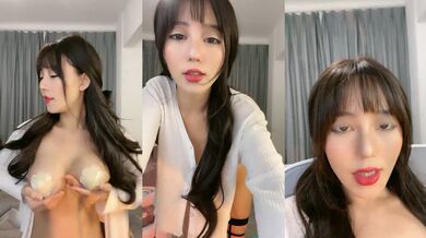 爆乳细腰网红美女！多毛骚逼厕所尿尿！按摩器震动骚穴，爽的娇喘呻吟，搔首弄姿，摆弄各种姿势